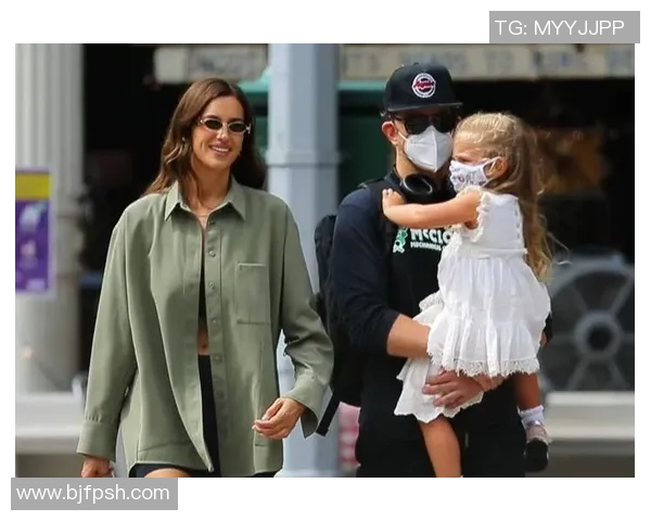 足球明星甜蜜约会逛街视频曝光引发粉丝热议和羡慕