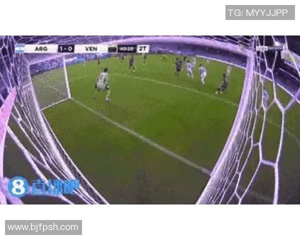 足球明星在比赛中意外失去鞋子引发全场惊呼瞬间成焦点